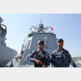 中国海軍のミサイル駆逐艦「西安」の将兵たち（C)新華社／共同通信イメージズ