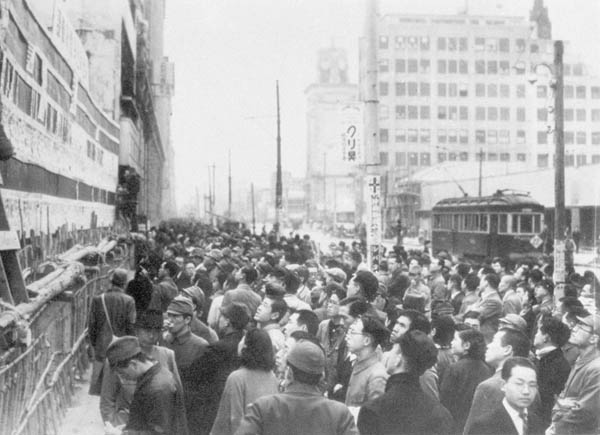 第22回衆議院議員総選挙で開票速報を見る都民（1946年4月11日、東京・銀座）／（Ｃ）共同通信社