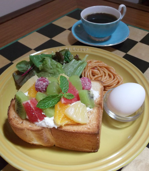 コーヒー+500円でフルーツたっぷりのトーストが味わえる（Ｃ）日刊ゲンダイ