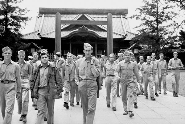 東京・靖国神社を訪れた進駐軍兵士（１９４５年９月１２日）／（Ｃ）共同通信社