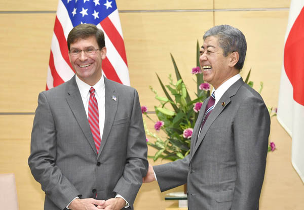 会談前に談笑するエスパー米国防長官（左）と岩屋防衛相（Ｃ）共同通信社