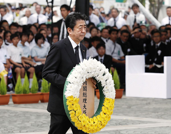 長崎原爆犠牲者慰霊平和祈念式典で献花する安倍首相（Ｃ）共同通信社