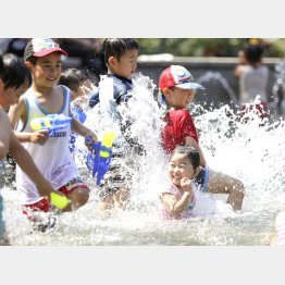 水遊びをする子どもたち（Ｃ）共同通信社