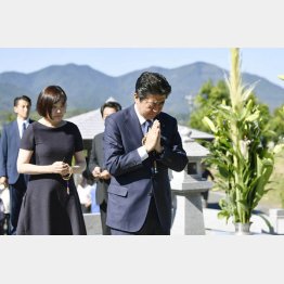 父晋太郎元外相の墓前で手を合わせる安倍首相（左は昭恵夫人）／（Ｃ）共同通信社