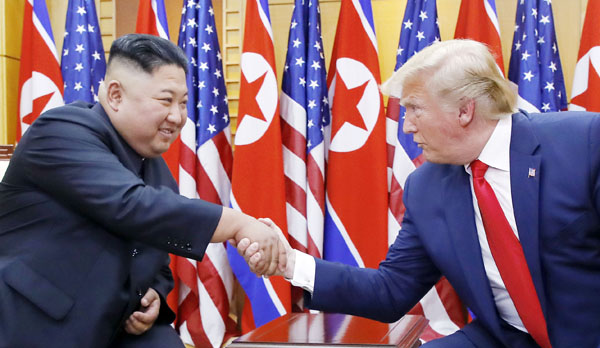 握手する金正恩朝鮮労働党委員長（左）とトランプ米大統領（Ｃ）聯合＝共同