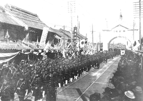 日本橋通りを行進する日露戦争凱旋部隊（１９０６年２月）／（Ｃ）共同通信社