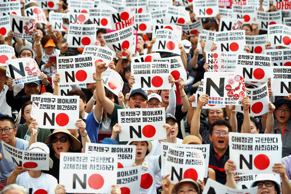 韓国世論は「反日」から「反アベ」へ（Ｃ）ロイター