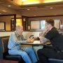 91歳退役軍人の孤独な食事に…24歳給仕の心暖まるサービス