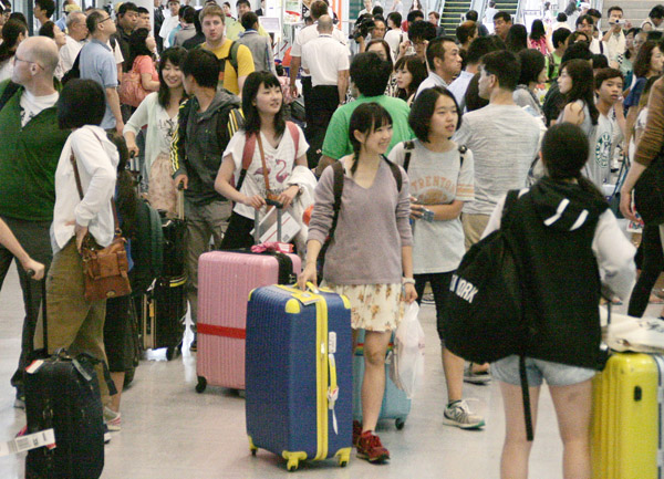 帰国した人たちで混雑する成田空港（Ｃ）共同通信社