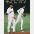 八回裏にベンチに下がる坂本勇（右）（Ｃ）日刊ゲンダイ