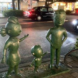 国民的人気アニメ「サザエさん」一家の銅像（Ｃ）日刊ゲンダイ