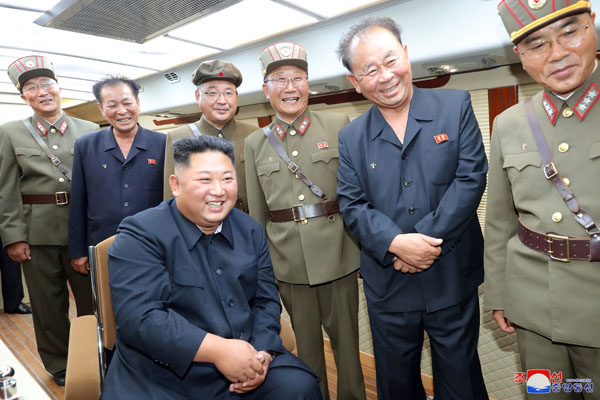 「新兵器」の試射を指導する金正恩朝鮮労働党委員長（Ｃ）ロイター／ＫＣＮＡ