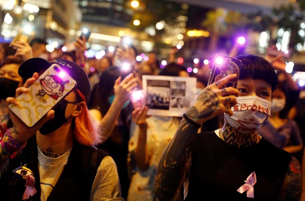 香港でデモに参加する若者たち（Ｃ）ロイター