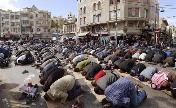イスラム教の金曜礼拝に集まり、祈る人たち（Ｃ）共同通信社