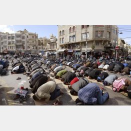 イスラム教の金曜礼拝に集まり、祈る人たち（Ｃ）共同通信社