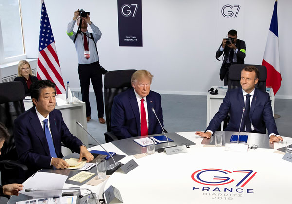 （左から）仏G７サミットでの安倍首相、トランプ米大統領、マクロン仏大統領（Ｃ）ロイター
