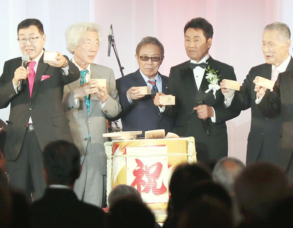 （左から）ニトリHD似鳥昭雄会長、小泉純一郎元首相、北島三郎、五木ひろし、森喜朗元首相（Ｃ）日刊ゲンダイ
