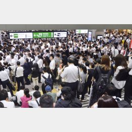 台風１５号の影響で首都圏のＪＲ在来線が運転見合わせ、通勤客でごった返す浦和駅（Ｃ）共同通信社