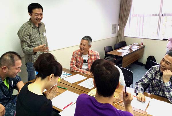 研修中（左から2人目が鈴木さん）／（Ｃ）日刊ゲンダイ