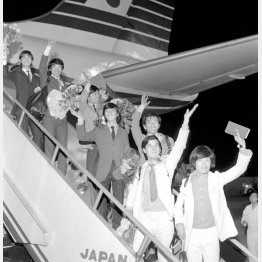 羽田空港を出発するザ・スパイダースのメンバー（1967年）／（Ｃ）共同通信社