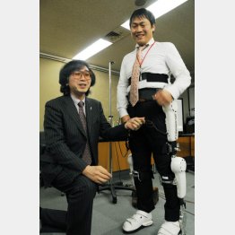 サイバーダイン社長の山海嘉之・筑波大教授（左）と「ＨＡＬ医療用」を装着した男性（Ｃ）共同通信社