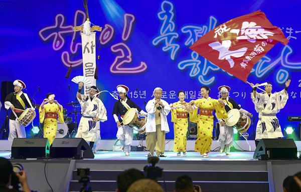 9月1日、「日韓交流おまつり２０１９ ｉｎ Ｓｅｏｕｌ」で共に公演する日韓の出演者ら（Ｃ）共同通信社