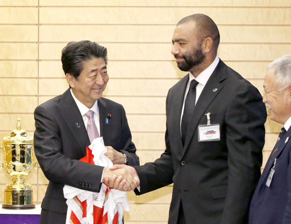 きのうはラグビー日本代表のリーチマイケル主将らの表敬を受けていた（Ｃ）共同通信社