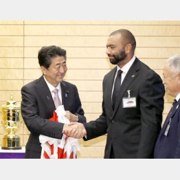 きのうはラグビー日本代表のリーチマイケル主将らの表敬を受けていた（Ｃ）共同通信社