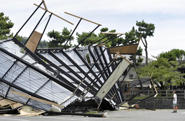 強風で飛ばされた海の家の屋根（神奈川県逗子市）（Ｃ）共同通信社