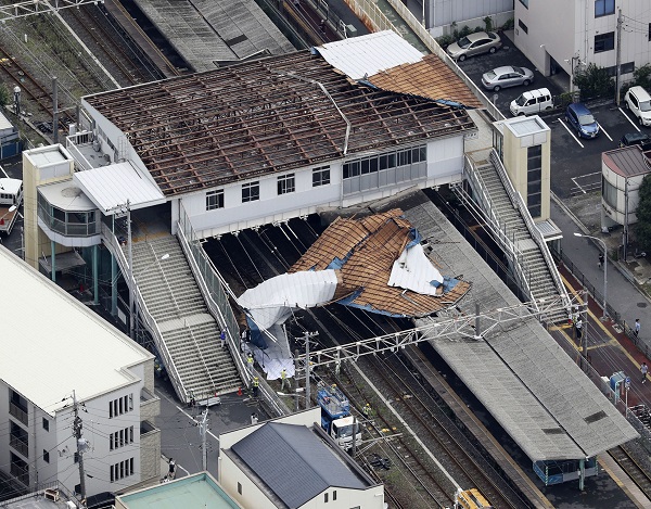 台風１５号の影響で、屋根が吹き飛んだＪＲ東千葉駅（Ｃ）共同通信社