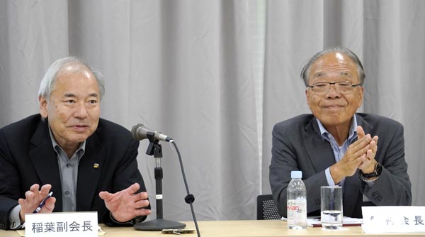 大幅減を公表した日本工作機械工業会の飯村会長（右）と稲葉副会長（Ｃ）共同通信社