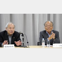 大幅減を公表した日本工作機械工業会の飯村会長（右）と稲葉副会長（Ｃ）共同通信社
