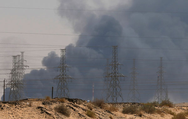 ドローンの攻撃で炎上し、黒煙を上げるサウジ・アラムコの石油施設（サウジアラビア・リヤド郊外）／（Ｃ）ロイター