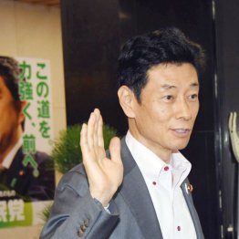 次は“一発KO”…西村経済再生相は週刊誌で次々と醜聞報道が