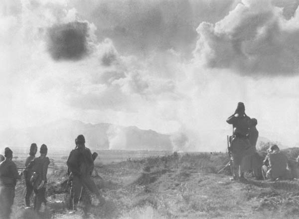 ノモンハン事件でノロ高地から敵陣を観測する日本軍砲兵観測班（昭和１４年８月１９日）／（Ｃ）共同通信社