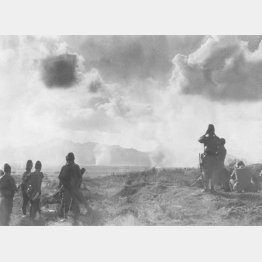 ノモンハン事件でノロ高地から敵陣を観測する日本軍砲兵観測班（昭和１４年８月１９日）／（Ｃ）共同通信社