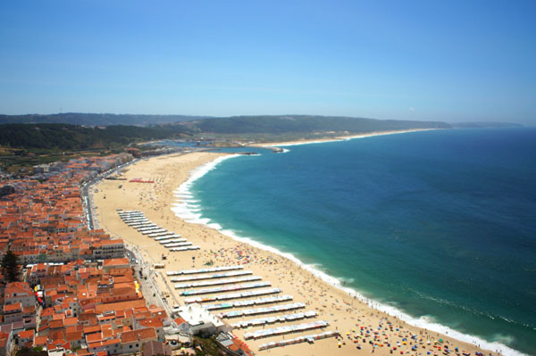 ポルトガル・ナザレの白砂のビーチ（提供）たかのてるこ
