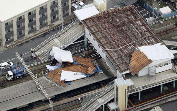 台風15号で屋根が吹き飛んだJR東千葉駅（Ｃ）共同通信社
