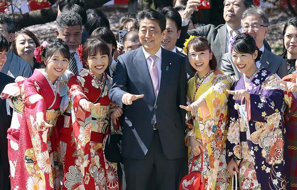 2019年首相主催「桜を見る会」での安倍首相（Ｃ）日刊ゲンダイ