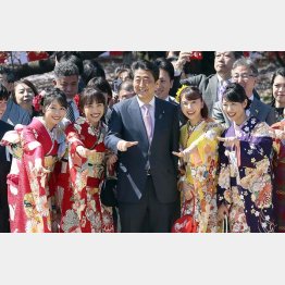 2019年首相主催「桜を見る会」での安倍首相（Ｃ）日刊ゲンダイ