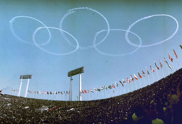 １９６４年に東京五輪の開会式で、国立競技場の上空にブルーインパルスが五輪マークを描いた（Ｃ）共同通信社