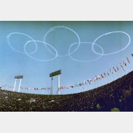 １９６４年に東京五輪の開会式で、国立競技場の上空にブルーインパルスが五輪マークを描いた（Ｃ）共同通信社