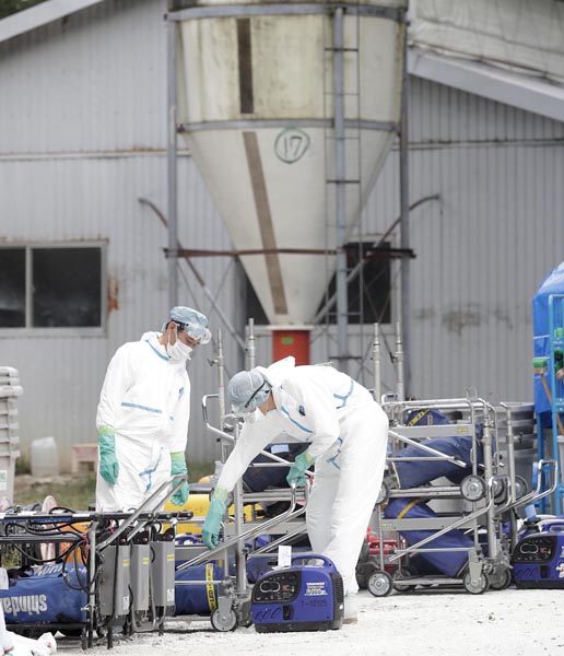 豚コレラが発生した岐阜県恵那市の養豚場で、防疫作業の準備を進める作業員（Ｃ）共同通信社
