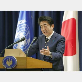 記者会見で質問に答える安倍首相（Ｃ）共同通信社