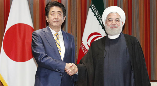 会談前にイランのロウハニ大統領（右）と握手する安倍首相（24日、ニューヨーク）／（Ｃ）共同通信社