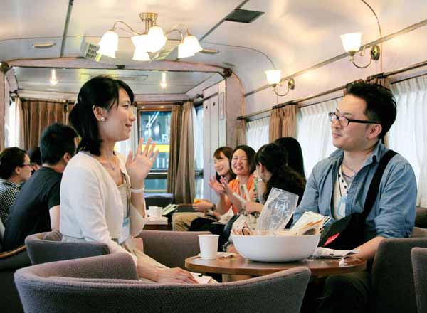 ＪＲ彦根―高松間を走る「婚活列車」で会話を楽しむ参加者（Ｃ）共同通信社