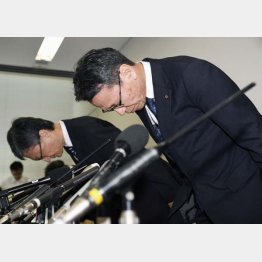 関電20人が3,2億円受領（会見の冒頭、頭を下げる関西電力の岩根茂樹社長＝右、ら））／（Ｃ）共同通信社