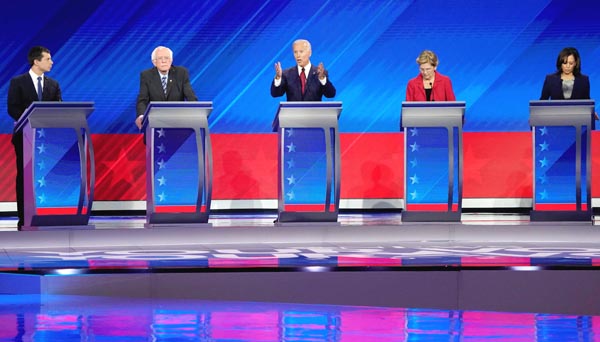 民主党候補５人（左からピート・ブーテジェッジ、バーニー・サンダース、ジョー・バイデン、エリザベス・ウォーレン、カーマラ・ハリス）／（Ｃ）ロイター