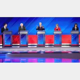 民主党候補５人（左からピート・ブーテジェッジ、バーニー・サンダース、ジョー・バイデン、エリザベス・ウォーレン、カーマラ・ハリス）／（Ｃ）ロイター