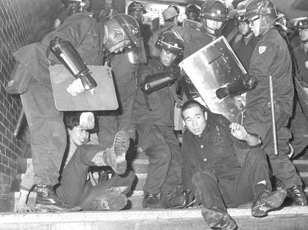 60年代はケンカや暴動はある意味娯楽だった（新宿騒乱事件、騒乱罪が適用され逮捕される人たち、1968年＝昭和43年10月）／（Ｃ）共同通信社